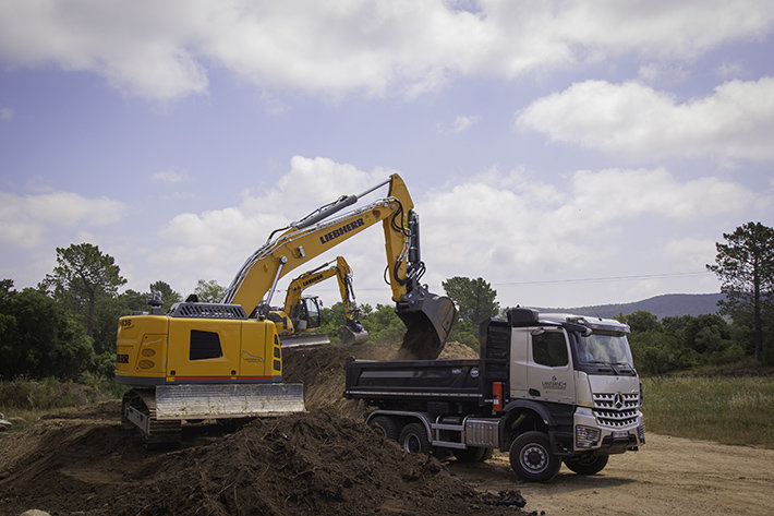 The first Liebherr R 936 Compact crawler excavator on Corsica